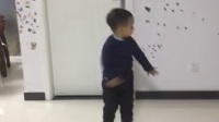 两岁宝宝学跳广场舞