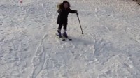 坡吉任广场舞，小孙女第一次学滑冰