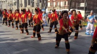 蒙自市光明社区合唱团在上海外滩展示我们红河州民族广场舞一一红河奔腾