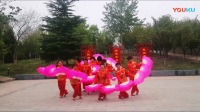 广场舞《吉祥中国年》《福门开好运来》。表演：晋城古书院社区健身队。晋城市大众文化娱乐协会录制。