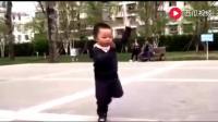 跳广场舞的两岁小宝宝, 越跳越厉害了