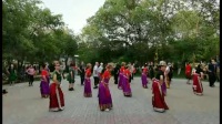 新疆扎西德勒锅庄队在广场跳锅庄舞《再唱山歌给党听》很受欢迎