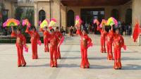 遵化开心广场舞，东三里舞蹈队学跳扇子舞张灯结彩。