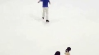 大叔边滑冰边跳广场舞，高手在民间啊！