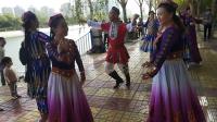 库尔勒风帆广场游客要求下，代平小分队表演新疆舞蹈买西来普