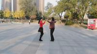 清清水广场舞健身队舞蹈指导老师云朵与舞友跳起了伦巴双人舞。编号20181101