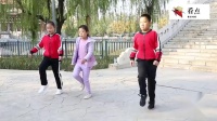 3个小朋友跳广场舞《拥抱你离去》不知道学习怎么样，舞跳得还行