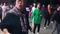 网红奶奶跳广场舞，她围着围巾，跳出了广场舞的新高度