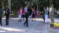 石河子广场舞男士和女模特教练跳维族舞