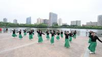《太湖美》上海杨浦体育场靓丽姐妹广场舞团队