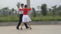 广场交谊舞快四《妹妹的红腰带》。太康县休闲广场。