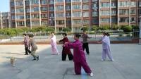 郭丽华老师带领学员练习杨氏40式太极拳。