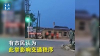 营城子附近，五名女子在大马路上跳广场舞，路过的司机吓坏了 via@39度视频