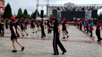 银川绿霞团队在盐池花马广场表演广场舞《晃一晃就老了》