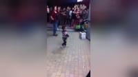 5岁小孩跳广场舞