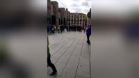 巴塞罗那教堂外的广场舞