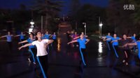 延边州民族健身舞学员广场冒雨表演