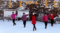 农村小媳妇带大妈们跳水兵舞《相伴一生》团队姐妹雪景版步子舞