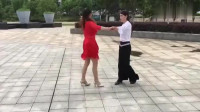 两个女人跳的广场交谊舞 一样回味无穷