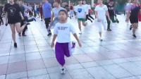 公园广场实拍鬼步舞《一路歌唱》小女孩带队跳不停