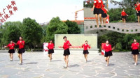 老师们身穿红色衣服，一起表演《欢腾的草原》，舞蹈生动至极
