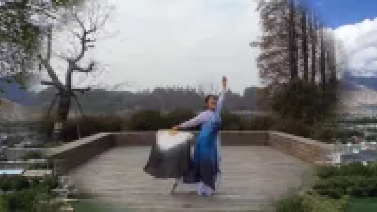 中国古典扇子舞《思慕》美女舞的像一幅水墨画，优美动人！