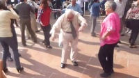 【发现最热视频】广场舞之王！美国大爷大妈的广场舞姿