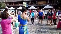 实拍云南丽江古城四方街联欢广场舞！