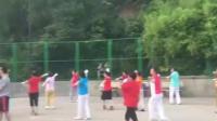 广场舞大妈与打篮球年轻人争场地起冲突, 警方介入(视频)