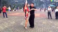 越南广场舞, 男女搭配跳舞不累, 舞姿优美很撩人