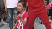 这小妹妹学的是韩国广场舞吗, 大街上跳起来, 跟大妈广场舞有点不一样。