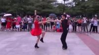 实拍: 男女双人广场舞, 女步自然流畅, 酷的不行