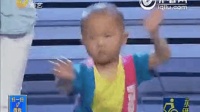 3岁萌宝张峻豪带领评委跳广场舞  真是厉害