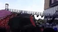 实拍烟台万达广场舞台灯架被风刮倒 砸伤多名观众