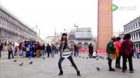 美女在欧洲跳广场舞, 看呆路人!
