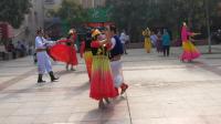 最新广场舞大赛 新疆舞动作与表情配合很到位