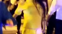 广场舞燕姐这一身黄色的衣服真的是好亮啊, 高跟鞋不穿了啊