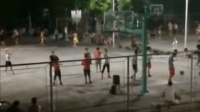 广场舞大妈攻占校园篮球场, 理直气壮赶走打球学生