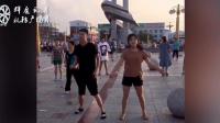 广场舞: 帅小伙和95后妹子跳起欢快的舞姿 那动作跳的真棒
