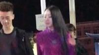 燕姐一身紫色衣服跳广场舞, 白色的紧身裤显得身材好性感啊