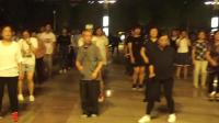 济南泉城广场上的动感广场舞, 这位大爷很抢眼!