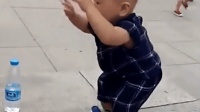 两岁小宝宝跳广场舞, 节奏感不错