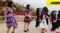 越南苗族姑娘公园跳广场舞 围观游客上前求合影