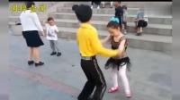 4岁哥哥带妹妹跳广场舞《歌在飞》, 两个小天才!