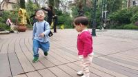 2岁宝宝跟着奶奶学跳广场舞搞笑视频