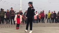 10岁小女孩广场跳鬼步舞, 引百人围观, 别提有多壮观了!