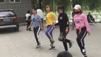 4个姐妹花公园广场跳鬼步舞《爱你不需要理由》你觉得谁跳得好