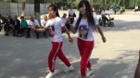 2个美女公园广场跳鬼步舞, 流行的歌曲搭配时髦的舞步, 超带感