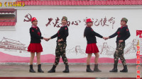 农村双人广场舞《红马鞍》歌曲动听，舞步优美，动作简单易学