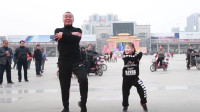 8岁小姑娘跟着家长跳广场舞，这动作比大人还标准，真佩服！